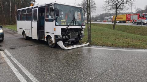 Bus wiozący dzieci do szkoły zderzył się z samochodem. Jedna osoba w szpitalu
