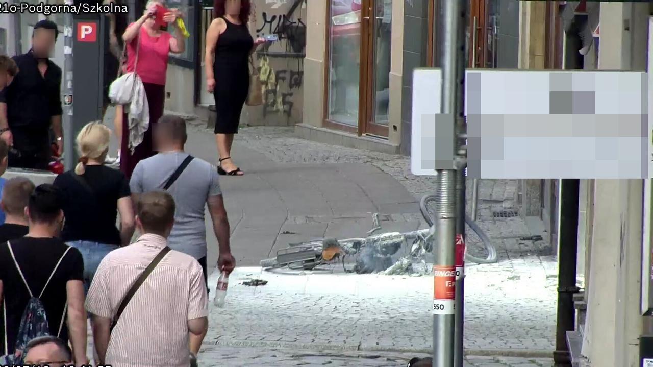 Rower elektryczny dostawcy stanął w płomieniach w centrum Poznania