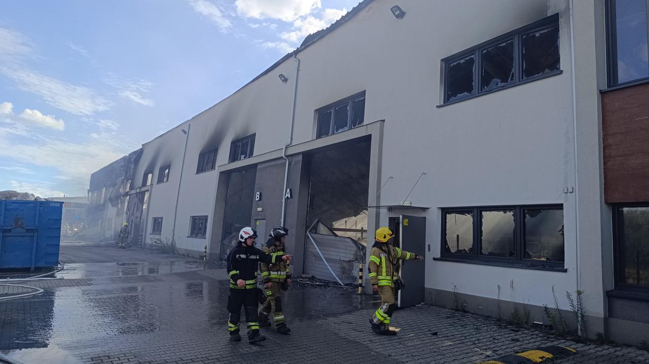 Pożar hali magazynowej w Lublinie — dym widoczny z wielu kilometrów