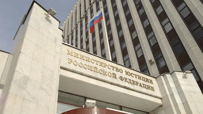 Na znak protestu zabarwiono na czerwono staw przy ambasadzie Rosji w Wilnie