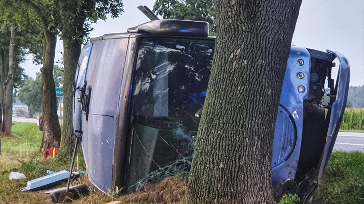 Rozbity autokar w rowie. Kierowca mógł zasnąć