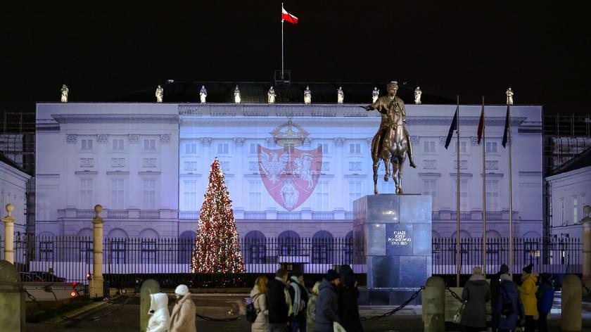 Herb powstańców na fasadzie Pałacu Prezydenckiego