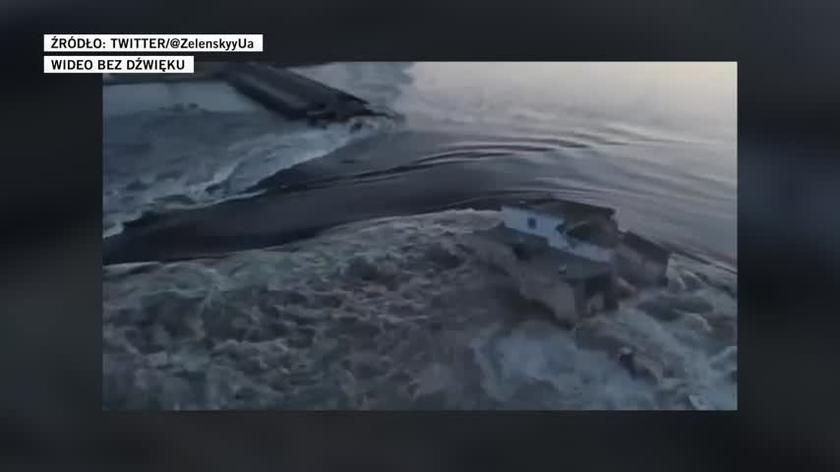 Woda przelewa się przez zniszczoną zaporę w Nowej Kachowce