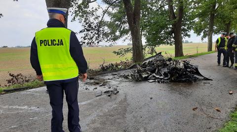 Auto wypadło z drogi i otarło się o, rosnące wzdłuż trasy, drzewa. Po chwili stanęło w płomieniach