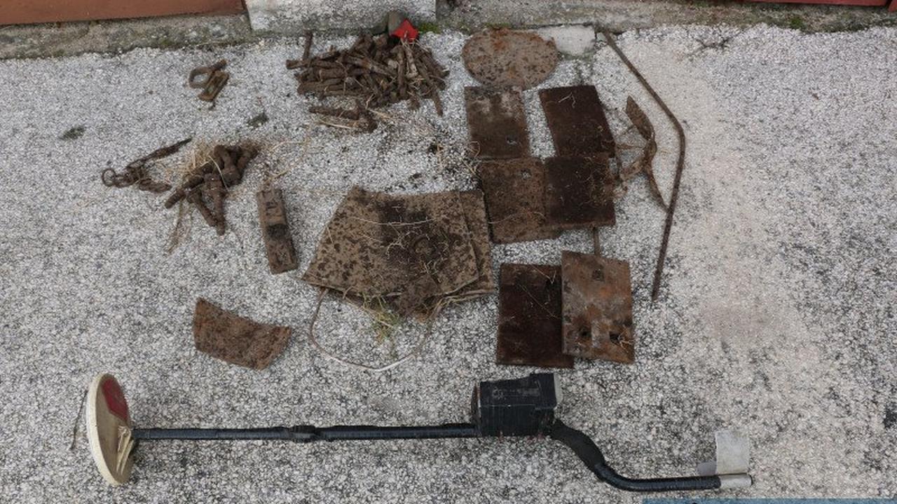 Z wykrywaczami metali przeszukiwali teren zabytkowej kolei