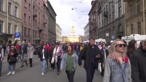 Rosyjskie dzieci uczestniczą w paradzie zwycięstwa w Petersburgu. Wideo archiwalne  