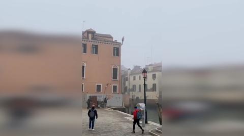 Młody mężczyzna skoczył z dachu do kanału w Wenecji