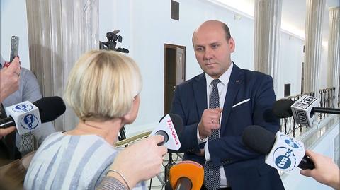 Minister Szymon Szynkowski vel Sęk w rozmowie z protestującymi w Sejmie