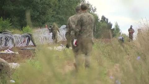 Wojsko rozkłada drut kolczasty na granicy z Białorusią w okolicy miejscowości Grzybowszczyzna