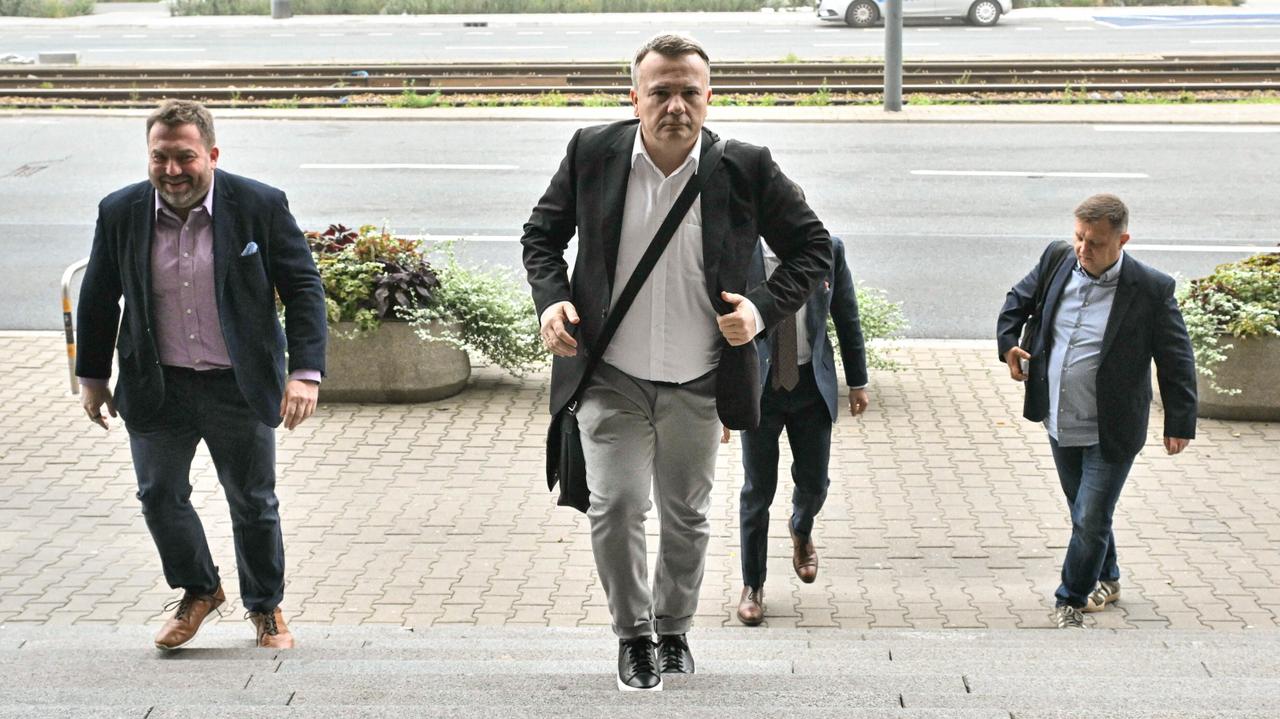 Za zamkniętymi drzwiami. Ruszył proces Nawrocki kontra Onet