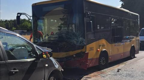 Czołowe zderzenie autobusu miejskiego z samochodem w Łodzi. Pięć osób poszkodowanych