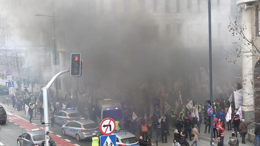 Dym i race przed siedzibą KE w Warszawie
