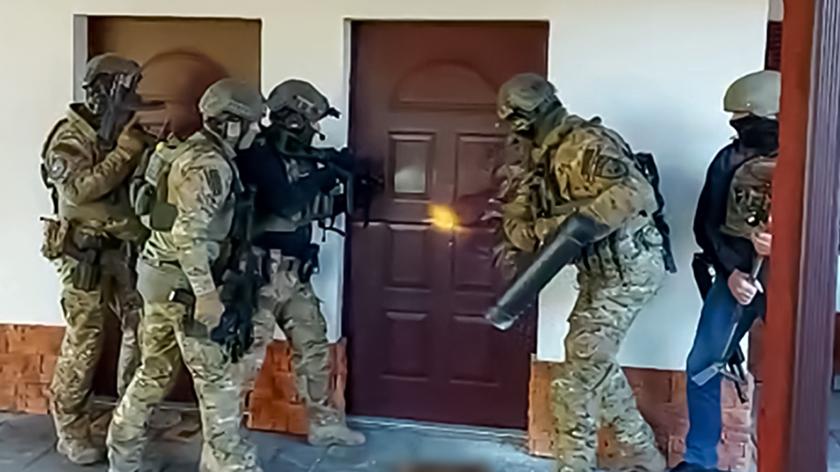 Okradali cudzoziemców w pociągach dalekobieżnych (wideo z listopada 2021)