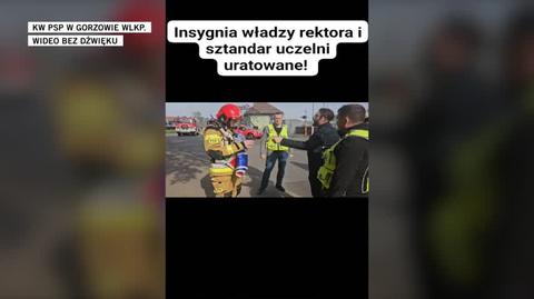 Strażacy uratowali z pożaru sztandar i insygnia władzy rektora