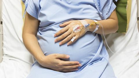 Zakażona koronawirusem kobieta po porodzie trafiła pod respirator. 27-latka była niezaszczepiona