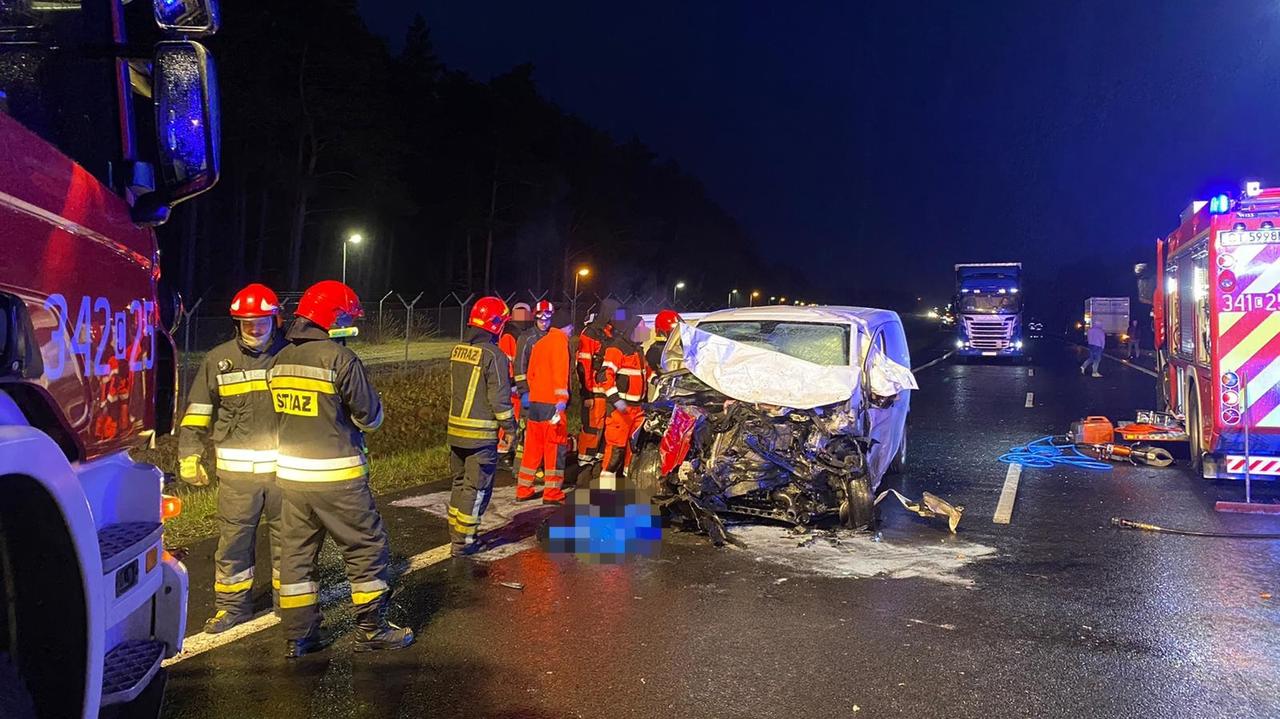 Czołowe zderzenie na drodze ekspresowej pod Toruniem, trzy osoby nie żyją