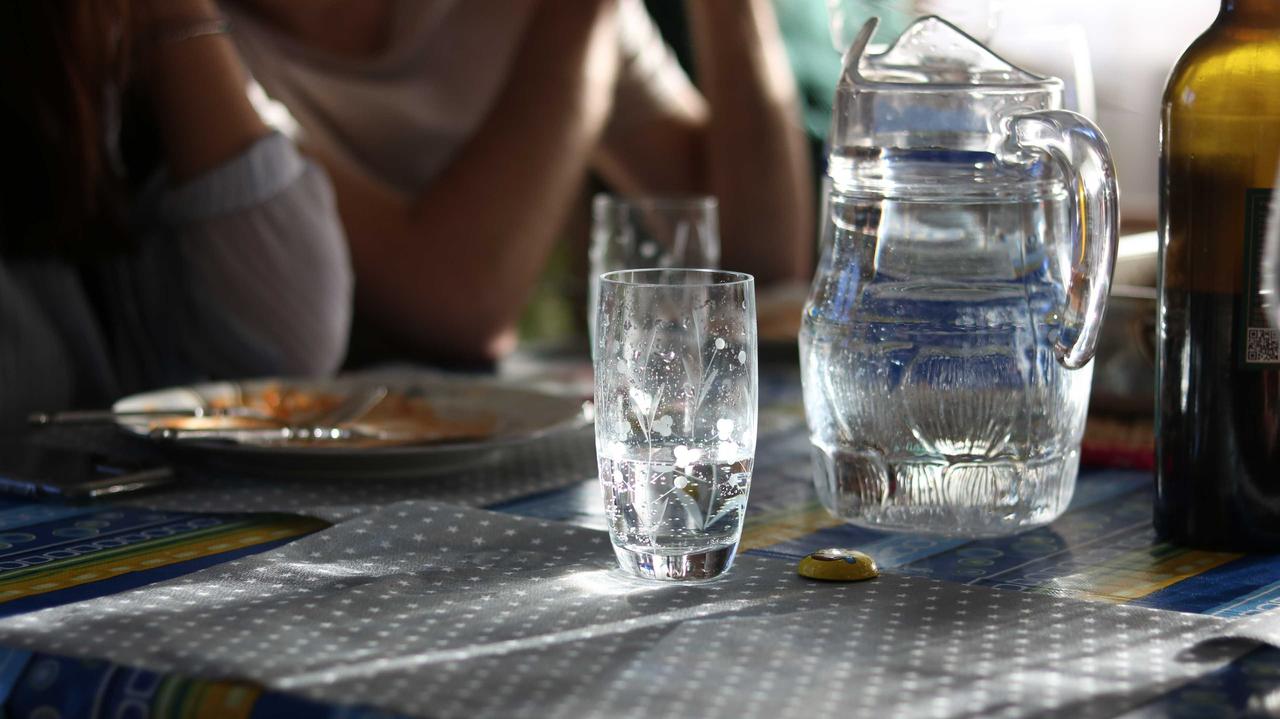 Darmowa woda z kranu w restauracjach — Ministerstwo Klimatu nie rezygnuje z pomysłu