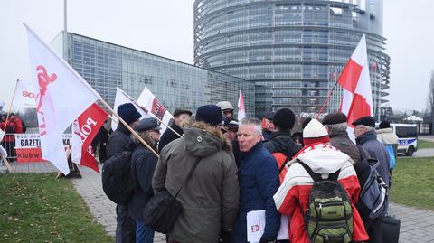 Pikieta zwolenników rządu przed Parlamentem Europejskim