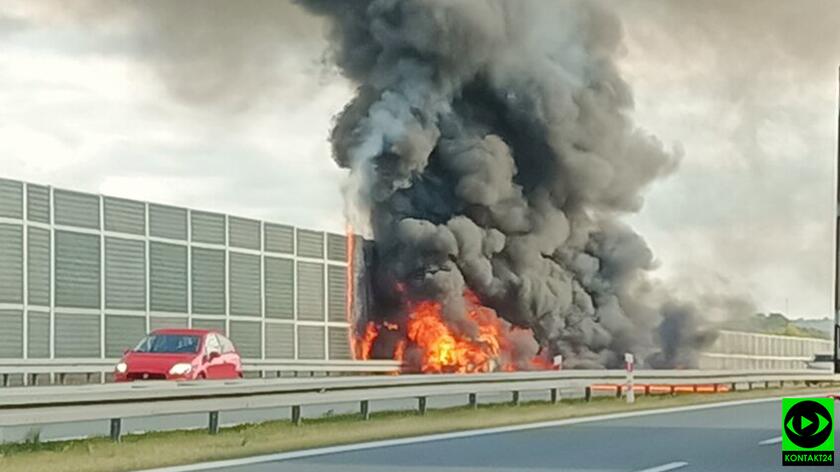 Pożar samochodu na autostradzie A4 w okolicy Bochni