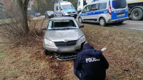 Moszczona Pańska. Uderzył w tył, jadącego przed nim, auta. Potem uciekł z dwoma pasażerami. Wszyscy byli pijani, a jeden poszukiwany listem gończym