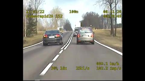 Szaciłówka. Policyjny wideorejestrator nagrał kierowców, którzy wyprzedzali na wzniesieniu i na skrzyżowaniu