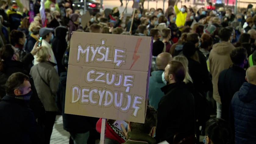 W Łodzi protestujący wspólnie odśpiewali piosenkę