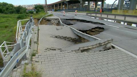 Gdynia: woda podmyła chodnik i zniszczyła fragment jezdni