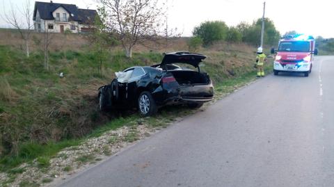 Wypadek pod Kielcami. Samochód dachował, kierowca wypadł na zewnątrz