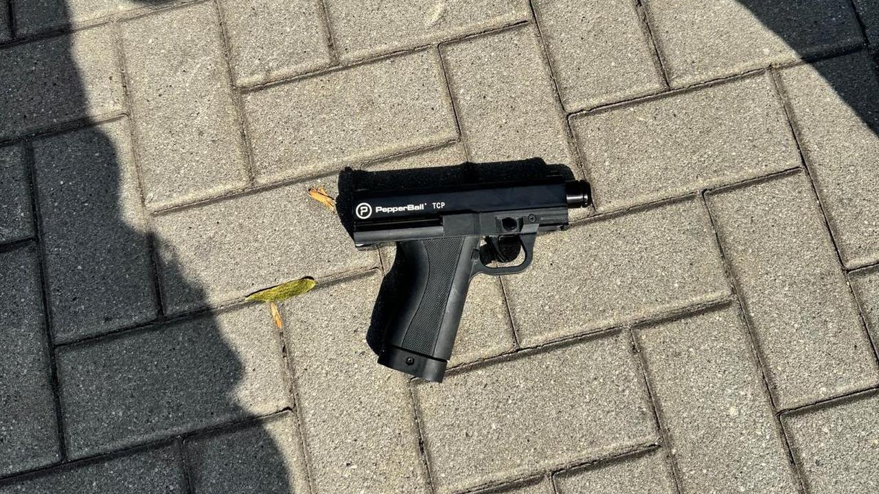 Wyskoczył przez balkon, celował w policjanta. Padł strzał