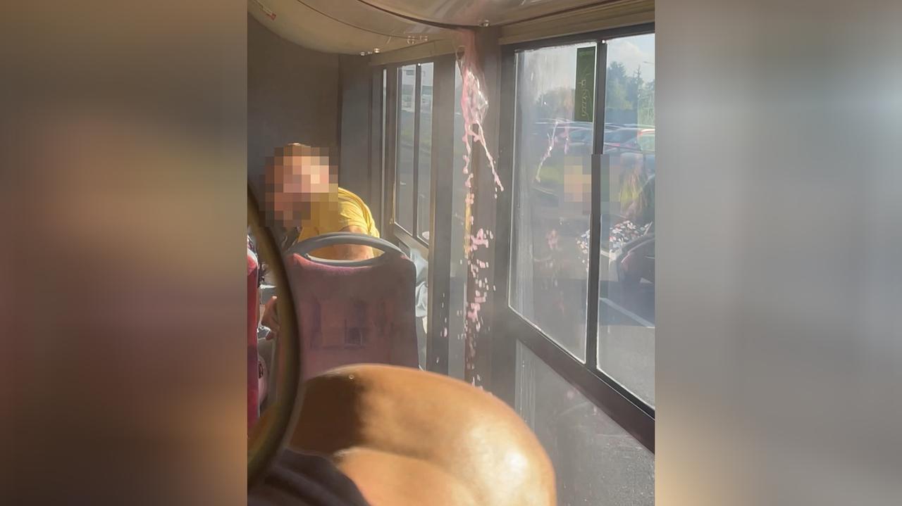 Coolant leak on Warsaw bus line 511 in Młociny