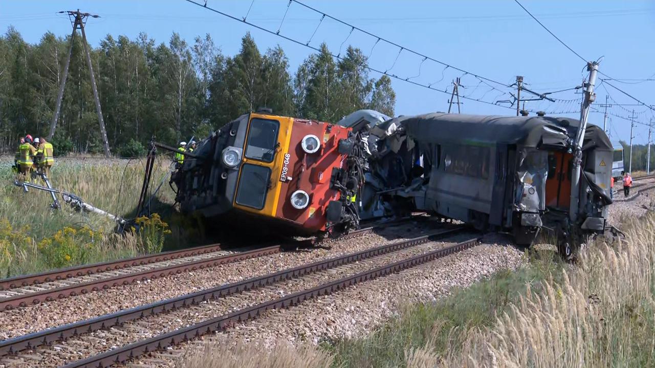 "Sygnalizator działał prawidłowo". Kolejarze badają przyczyny katastrofy