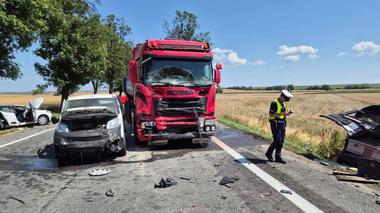 Zderzenie sześciu samochodów, dwie osoby w szpitalu