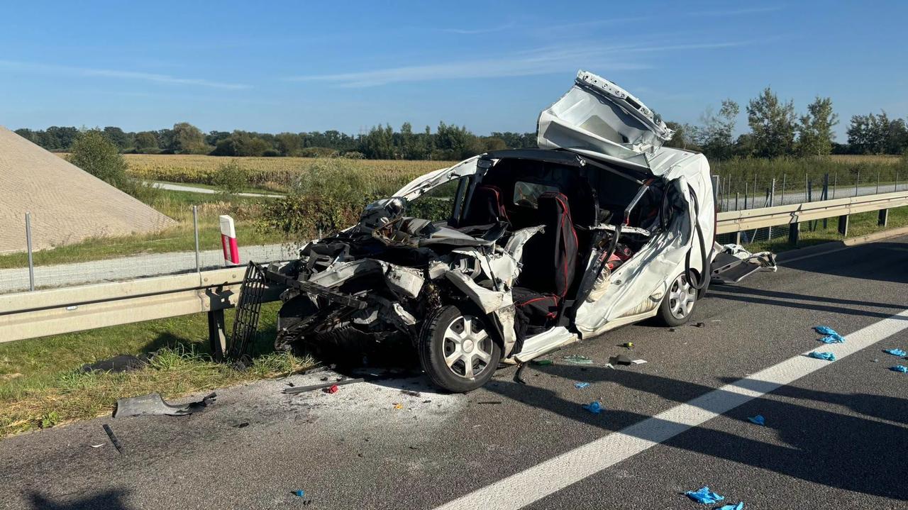 Wbili się w ciężarówkę na trasie ekspresowej