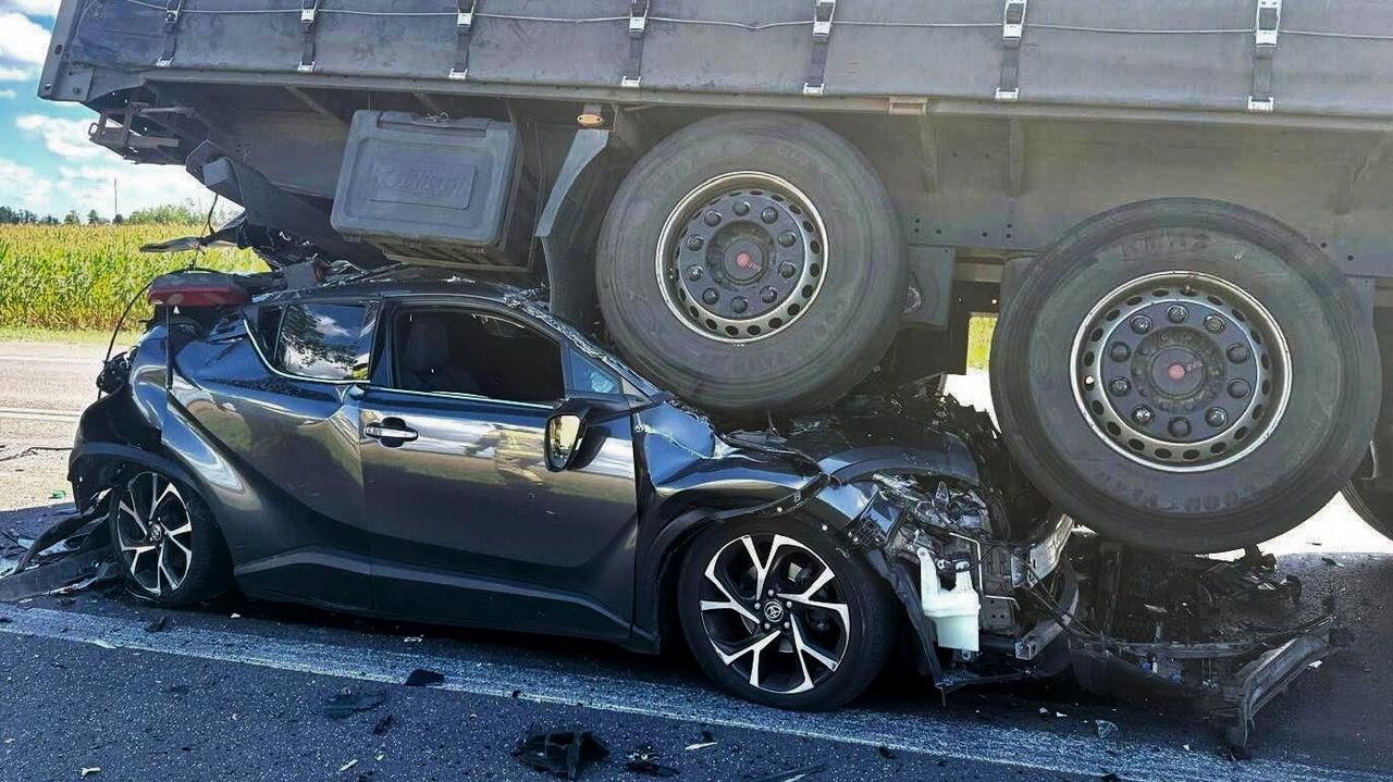 Dwie ciężarówki zmiażdżyły osobówkę w Garbatce — wszyscy cali