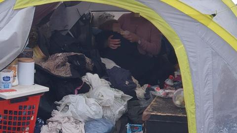 24-letnia kobieta mieszkała ze swoją dwuletnią córką i innymi osobami w namiocie 