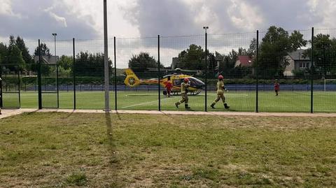 Baranów. Na szkolnym boisku lądował śmigłowiec. Zabrał do szpitala 13-latkę ukąszoną przez osy (15.09.2022)