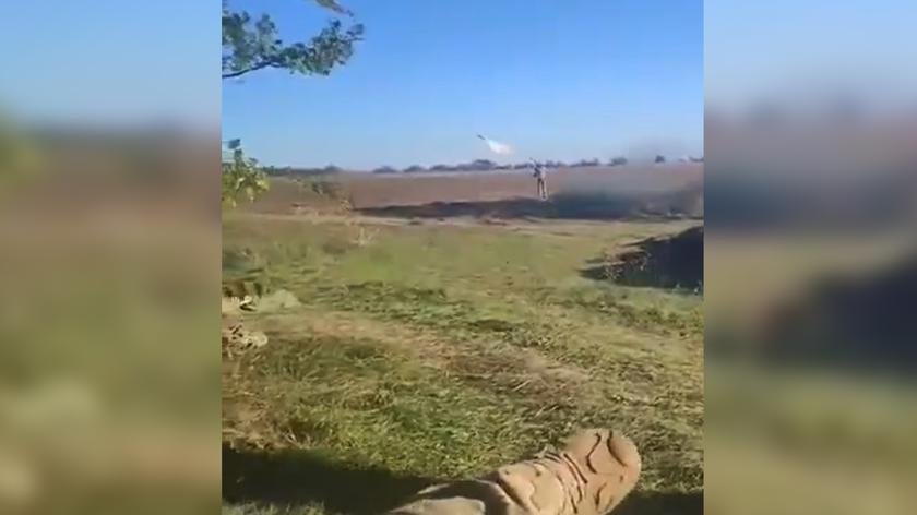 Ukraiński żołnierz strącił rakietę pociskiem z ręcznej wyrzutni