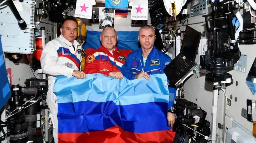 Rosyjscy kosmonauci przybyli na Międzynarodową Stację Kosmiczną w żółto-niebieskich kombinezonach