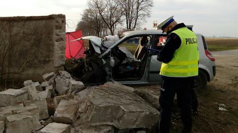 Grabianowo: Samochód uderzył w mur. Zginęła dwójka braci