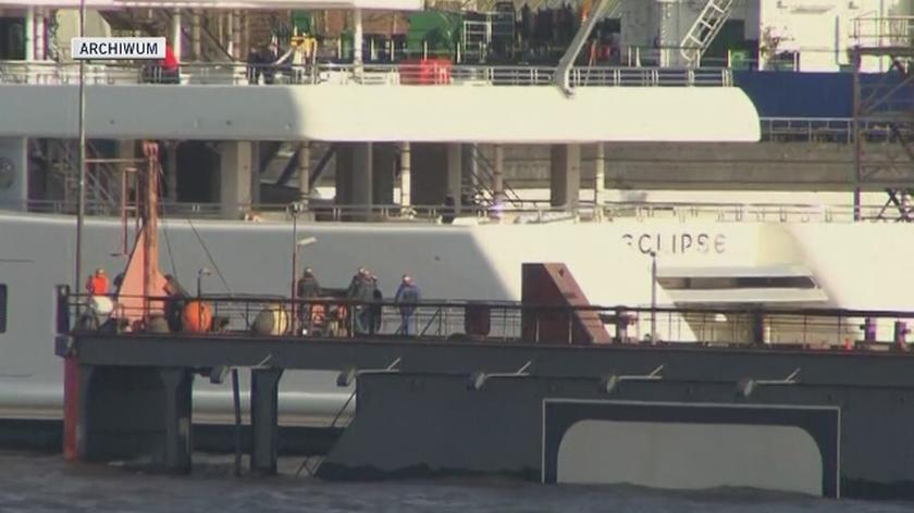 Luksusowy jacht Romana Abramowicza opuszcza dok w Hamburgu