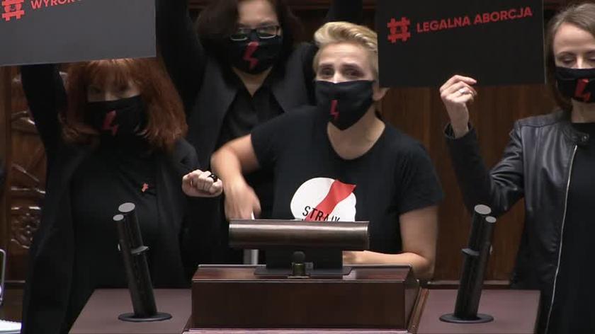 Posłanki Lewicy z transparentami na mównicy Sejmu