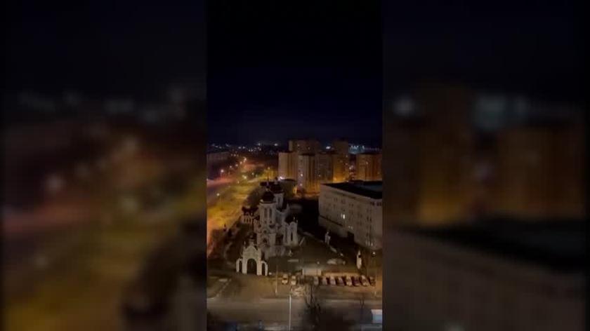 Rozbłyski eksplozji widoczne z Charkowa