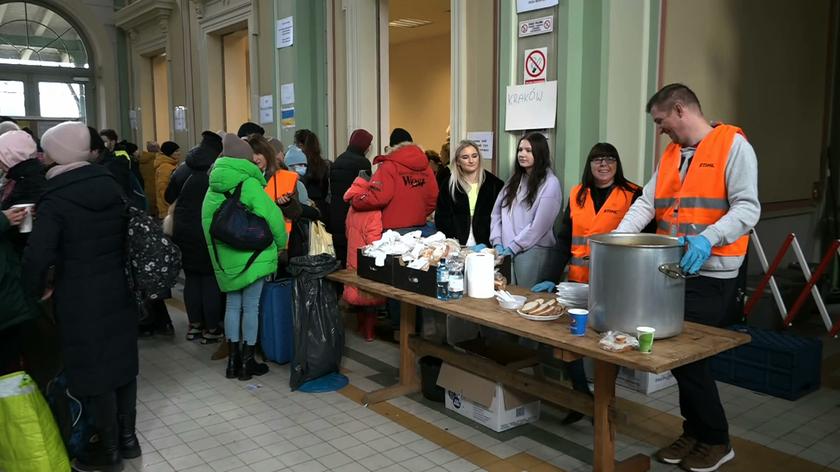 Tłumy osób uciekających z Ukrainy na dworcu w Przemyślu 