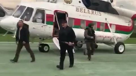 Łukaszenka wysiadł ze śmigłowca z bronią w ręku. Andrzej Zaucha komentuje