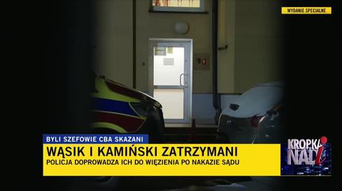 Kamiński i Wąsik przewiezieni na komendę policji przy ul. Grenadierów. Relacja reportera TVN24