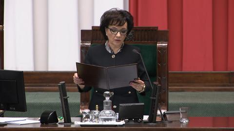 Marszałek Sejmu Elżbieta Witek czyta tekst uchwały dotyczącej Jana Pawła II
