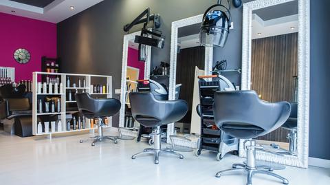 Niedzielski: W pozostałych województwach przywracamy działalność salonów urody, fryzjerskich i kosmetycznych