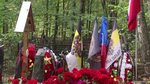 Wagnerowcy odwiedzają grób Jewgienija Prigożyna na cmentarzu w Petersburgu 