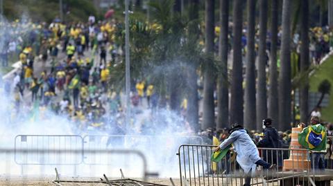 Szturm zwolenników Bolsonaro na rządowe budynki. Latynoamerykanista Mateusz Mazzini komentuje