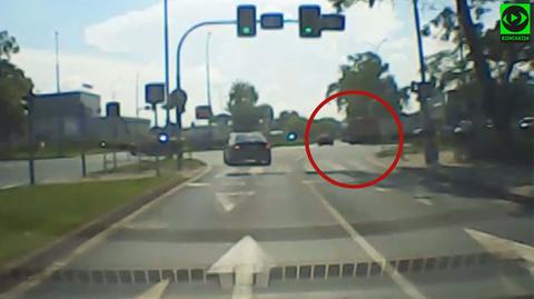 Auto wjechało na skrzyżowanie niemal pod wóz strażacki na sygnałach, Wrocław